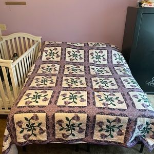 Full/Queen quilted comforter and 2 shams